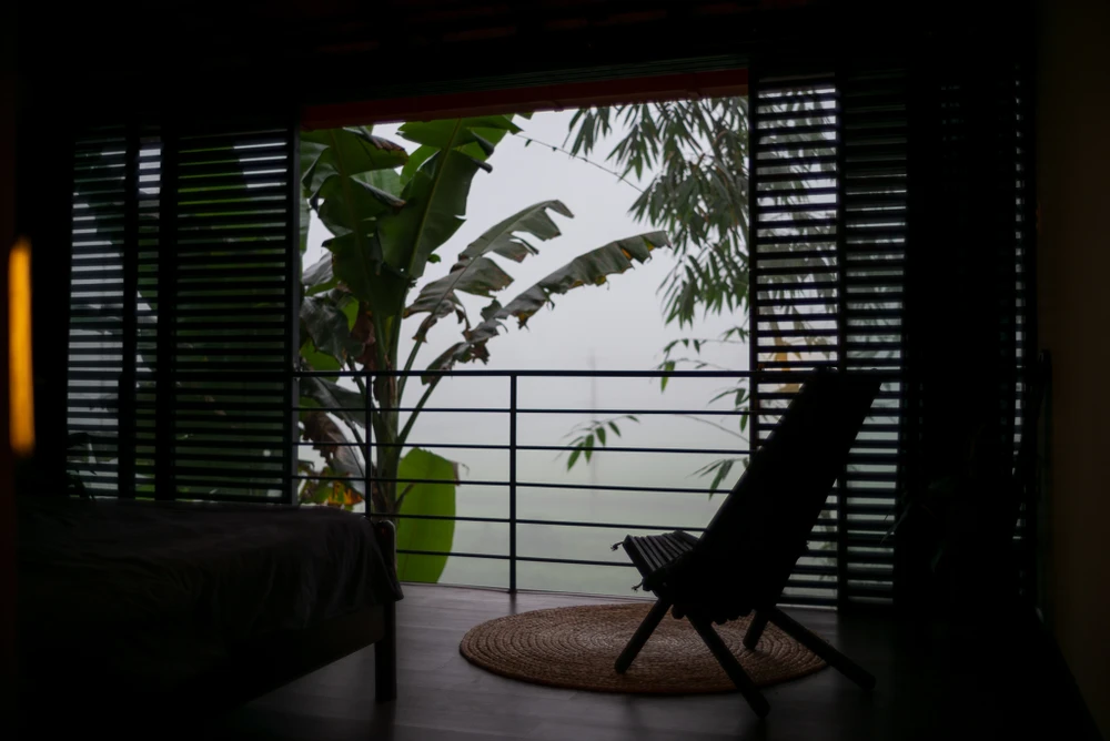 Khung cảnh xung quanh công trình là những ngọn núi.