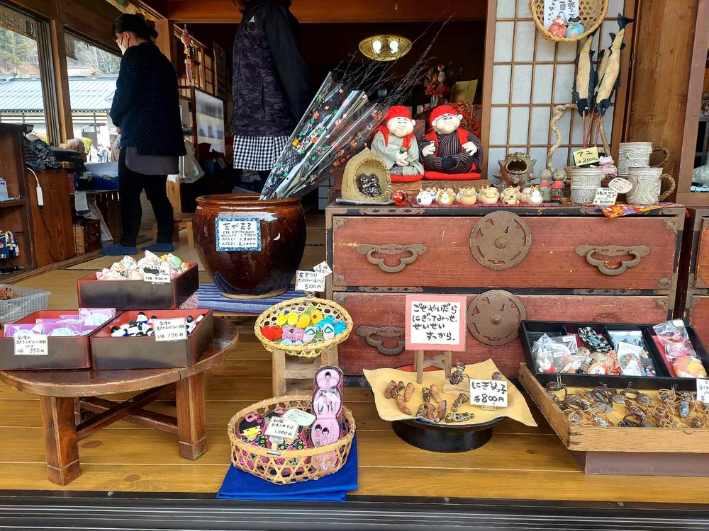 Theo một hướng dẫn viên lâu năm tại Nhật Bản, làng cổ Ouchi-juku có khu nhà trọ, ẩm thực, cửa hàng đồ lưu niệm đều được lợp bằng mái tranh.