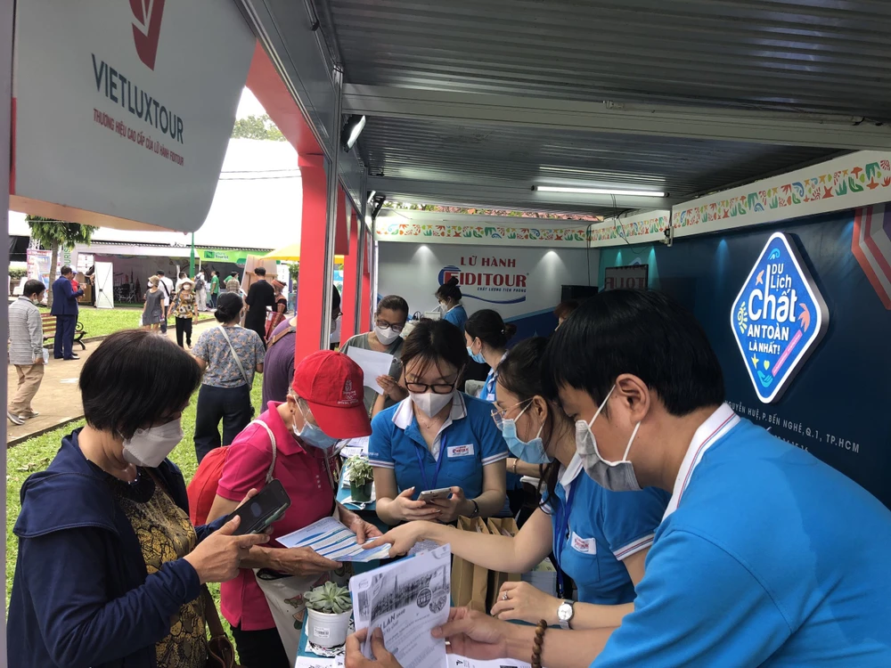 Du khách mua tour với giá ưu đãi tại ngày hội Du lịch TP.HCM 2023.