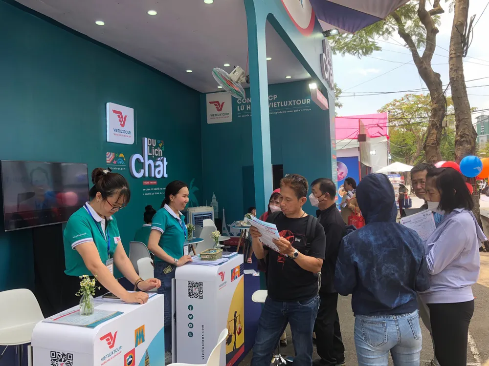 Đến chiều ngày 6-4 ghi nhận khá đông khách đến tham quan, mua tour du lịch.