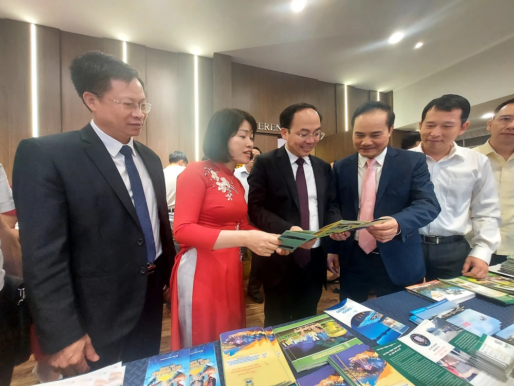 Lãnh đạo các tỉnh Đông Bắc tìm hiểu thông tin du lịch của địa phương.