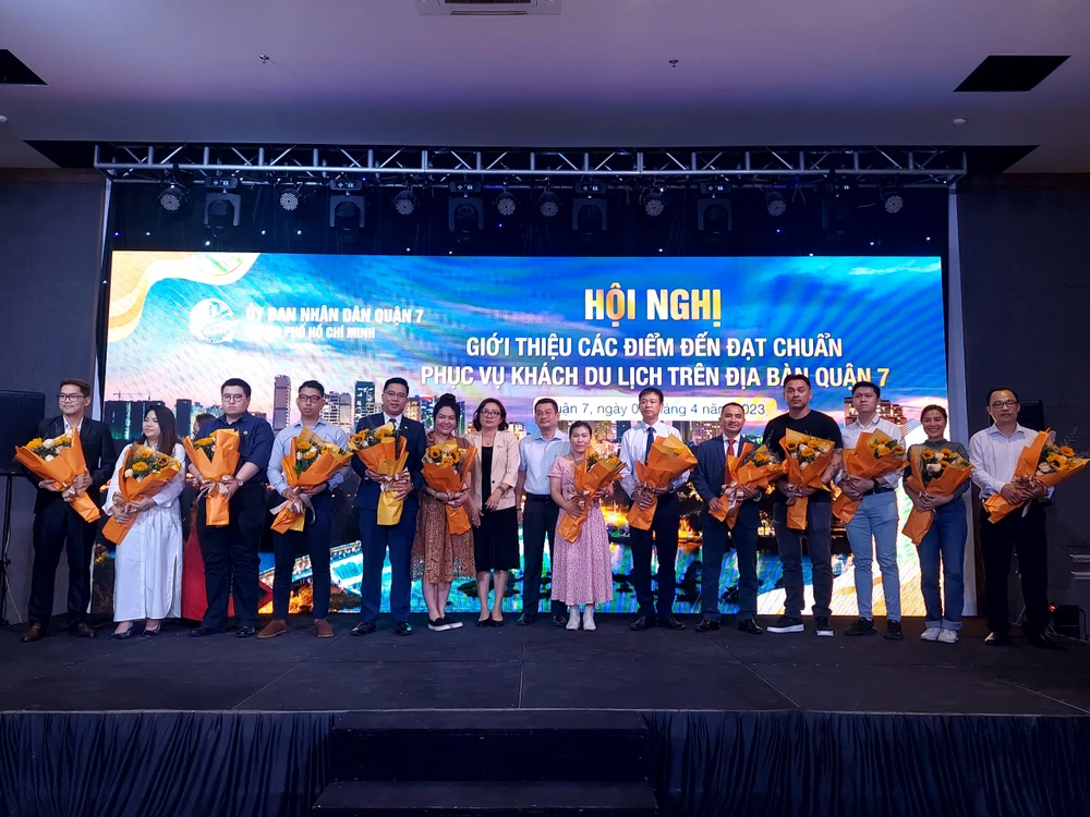 Các cơ sở đạt chuẩn nhận hoa chúc mừng từ lãnh đạo quận và Sở Du lịch.