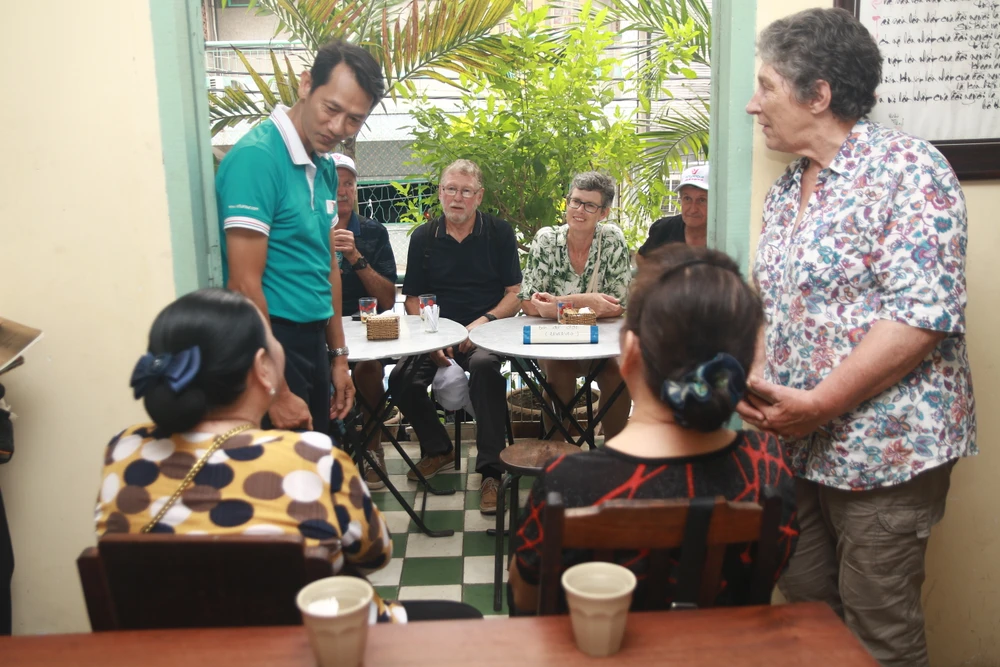 Tại quán cà phê Đỗ Phủ, du khách sẽ thưởng thức những ly cà phê "đặc biệt".