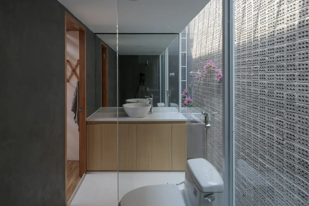 Không gian ngủ có thể đóng lại bằng rèm cửa, mang ánh sáng cũng như tầm nhìn xuyên suốt vào không gian này.