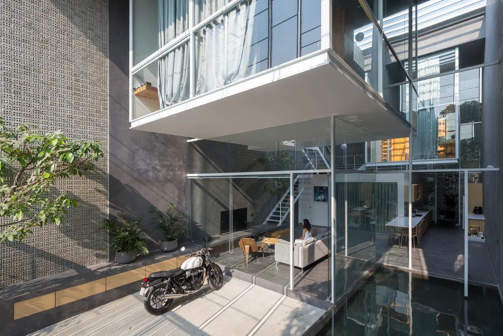 Ngôi nhà có diện tích 8x20m và diện tích sàn là 230 m2 được thiết kế bởi kiến trúc sư BHA studio.