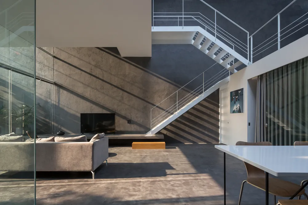 Không gian sinh hoạt như phòng khách, bếp và bàn ăn ở bên trong lớp vỏ bảo vệ.