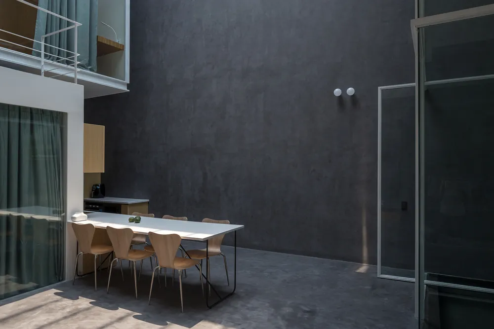 Các giải pháp thiết kế của kiến trúc sư làm tăng tính liên tục của không gian, sự thông thoáng và kết nối giữa các thành viên trong gia đình.