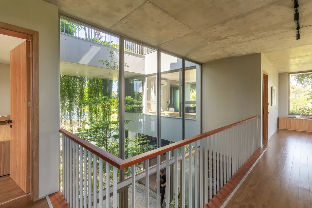 Bên trong công trình là một lớp vỏ trong suốt gồm hệ cửa sổ và vách kính lớn giúp tăng tối đa tầm nhìn ra sân và thiên nhiên, cây xanh.