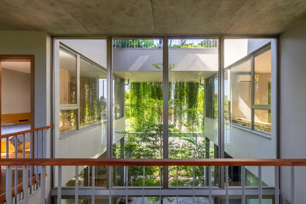 Từ mọi góc trong nhà, mọi người đều có thể nhìn ra khoảng sân này.