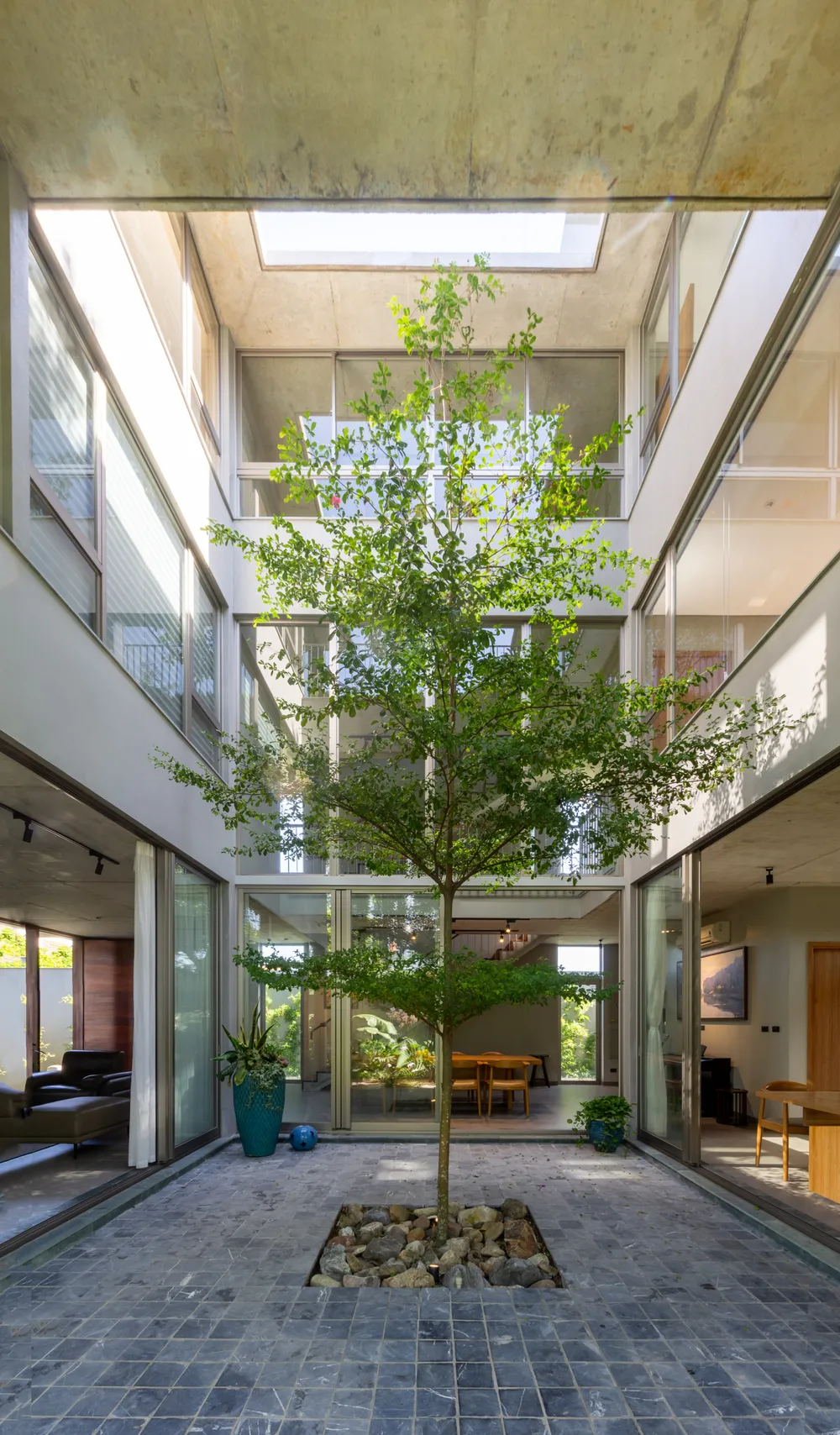 Phương án được chọn là một khối hộp với khoảng sân có vai trò kết nối các không gian xung quanh cả theo phương ngang và phương đứng.