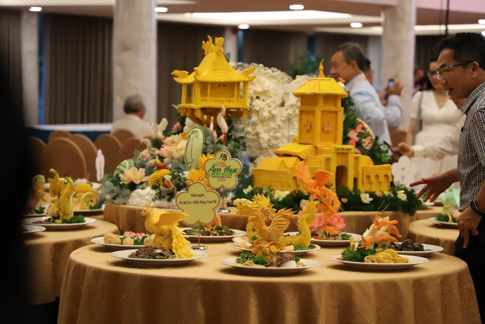 Mô hình thể hiện năm cánh hoa mai vàng, hình ảnh biểu trưng của Saigontourist Group, bên trong trưng bày các tác phẩm cắt tỉa củ, quả nghệ thuật và bộ sưu tập chọn lọc các món ăn tinh túy của ba miền.