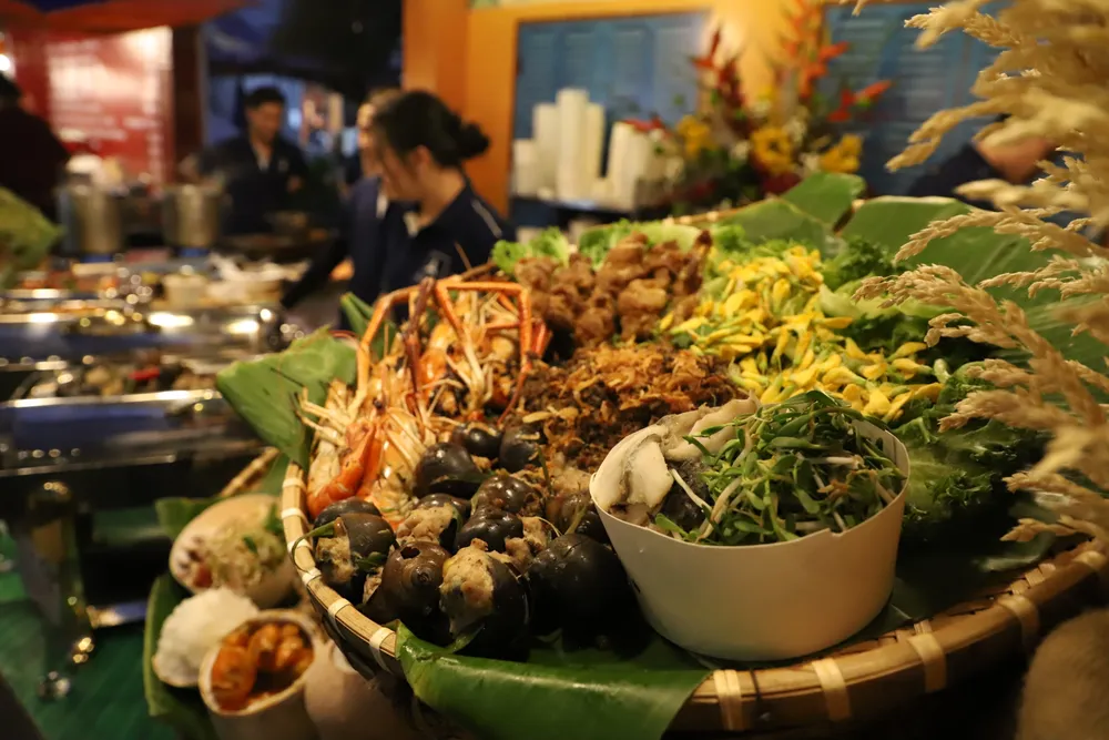 Ẩm thực miền Tây Nam Bộ cũng có nhiều món ăn “hoài niệm” như bún nước lèo Sóc Trăng, bánh canh cá lóc, ốc bươu nhồi lá gừng.