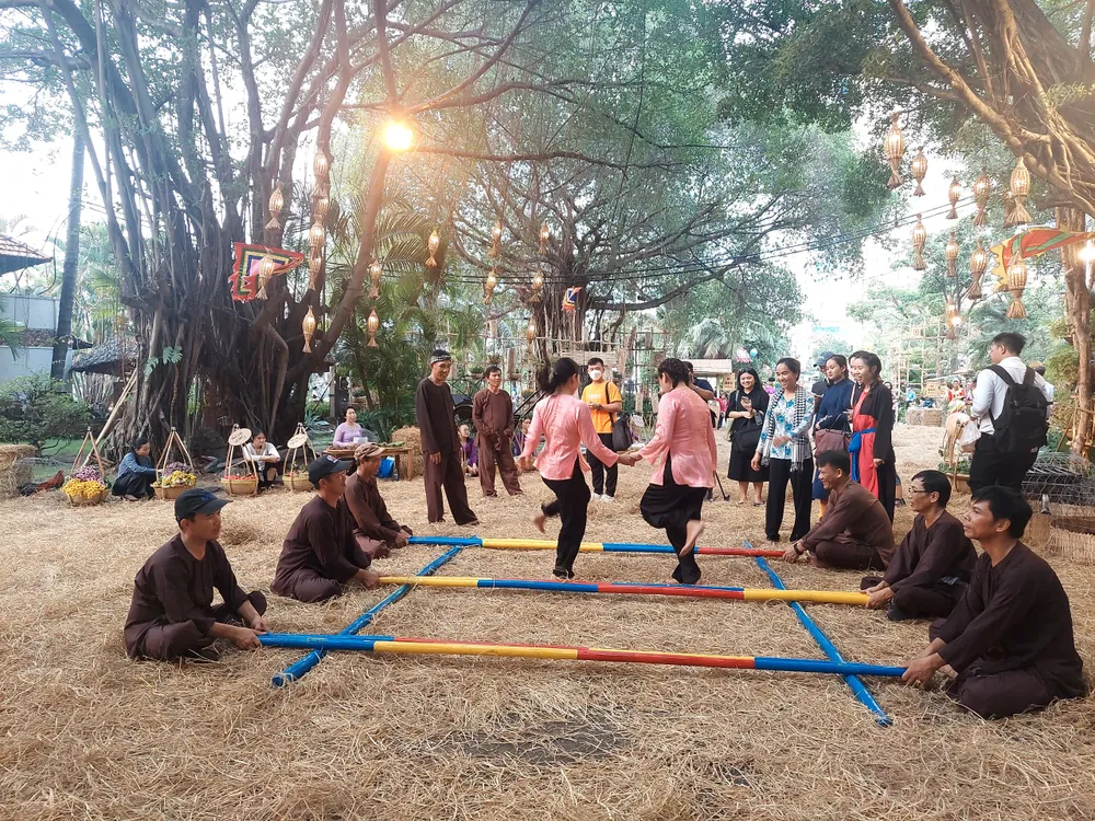 Khu vực cổng chào, ban tổ chức bố trí các trò chơi dân gian thu hút du khách.