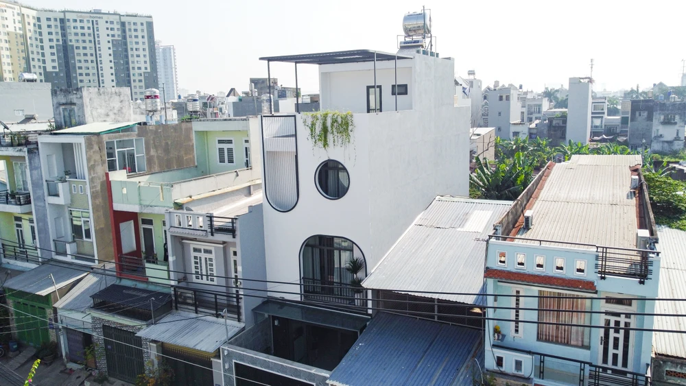 An House có diện tích 5×20,6m tọa lạc tại quận Bình Tân, TP.HCM. Công trình được chủ trì thiết kế bởi kiến trúc sư Huỳnh Xuân Hải (Kiến Thiết Việt).