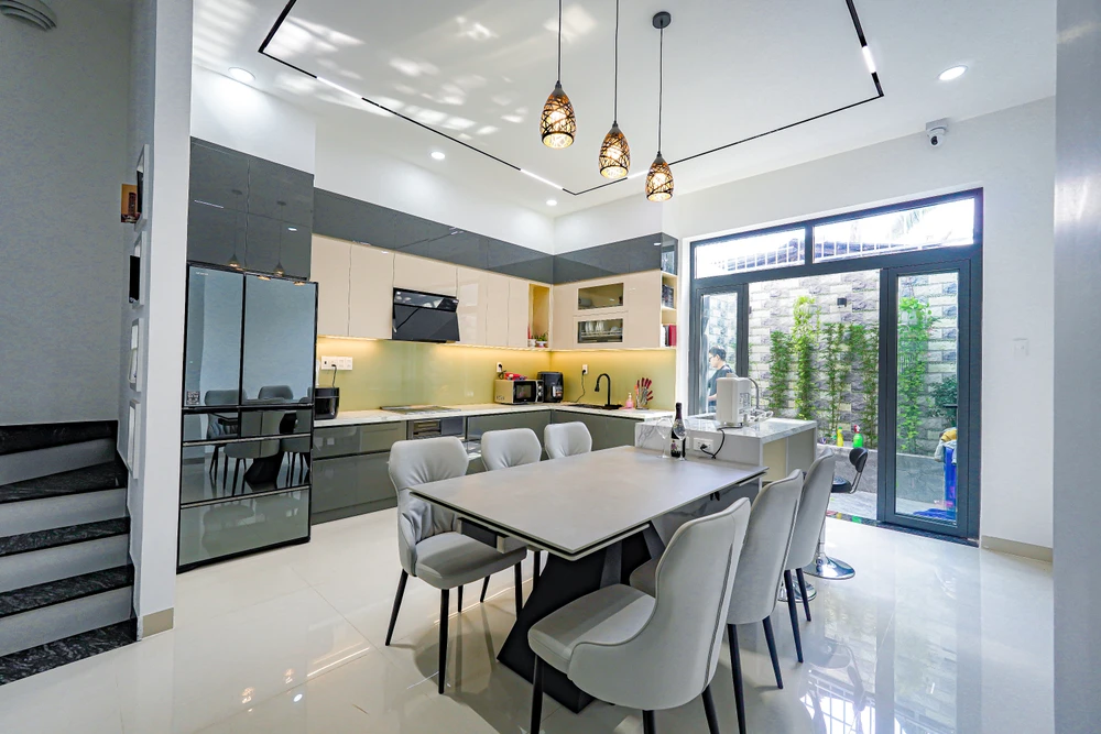 Tầng trệt bao gồm sân trước, phòng khách, cầu thang, tiểu cảnh, bếp, sân sau và nhà vệ sinh.