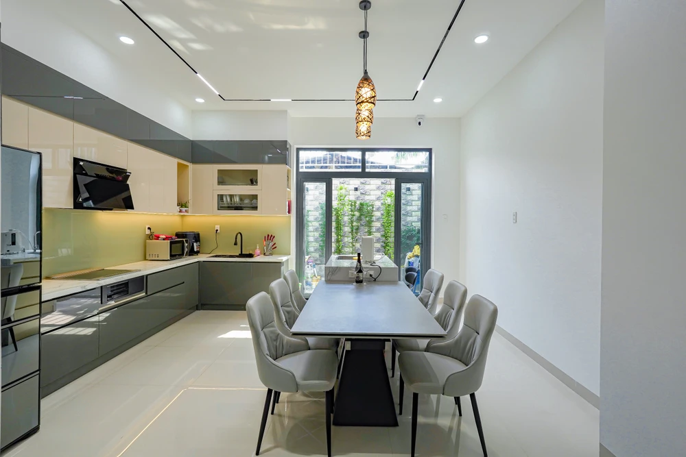 Gia chủ mong muốn sở hữu một không gian sống xanh, thoáng mát, đơn giản nhưng đầy đủ tiện nghi.