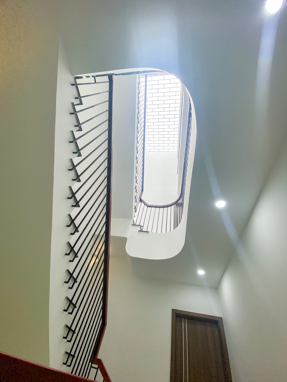 Kiến trúc sư Huỳnh Xuân Hải đã sử dụng hai giải pháp lấy sáng từ giếng trời và khoảng lùi sân sau.