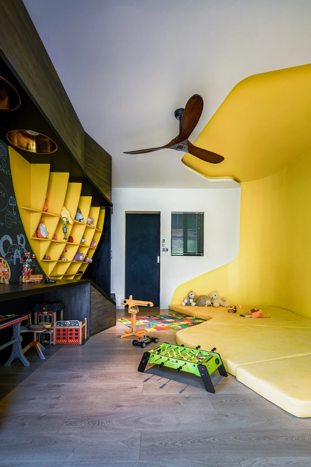 Phòng ngủ của các những người con với tông màu sáng và được nhóm thiết kế bố trí không gian vui chơi.