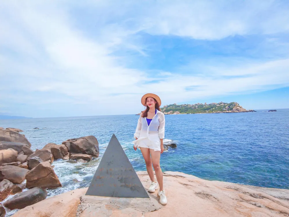 Mũi Đôi - điểm cực Đông trên đất liền Tổ quốc thu hút khách du lịch. Ảnh: HOÀNG THÙY DƯƠNG.