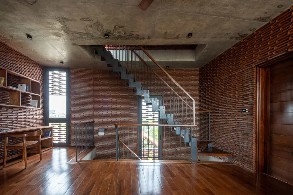 Trần bê tông, không bọc phủ mang lại cảm giác thô mộc. Trần bê tông, không bọc phủ mang lại cảm giác thô mộc.