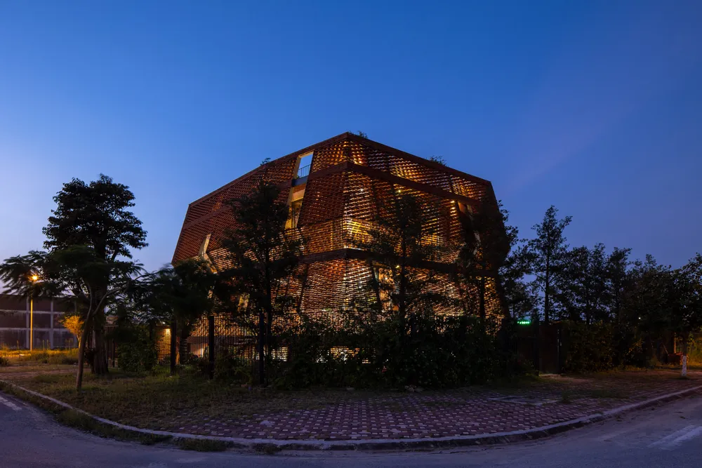 Ngôi nhà với cấu trúc như tổ kiến vào ban đêm. Ngôi nhà với cấu trúc như tổ kiến vào ban đêm.