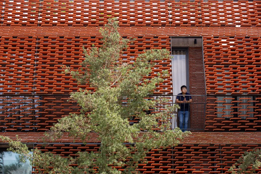 Lớp vỏ công trình được làm từ loại ngói 22 khoan lỗ. Lớp vỏ công trình được làm từ loại ngói 22 khoan lỗ.