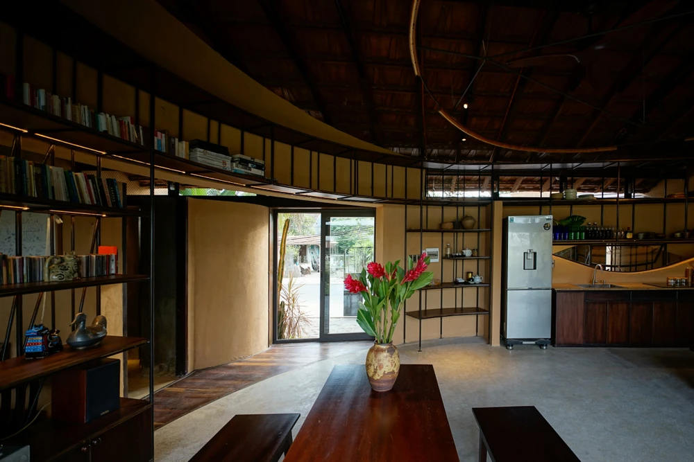Kiến trúc sư bố trí nhiều kệ sách bằng gỗ phục vụ nhu cầu làm việc của một nhà thơ.