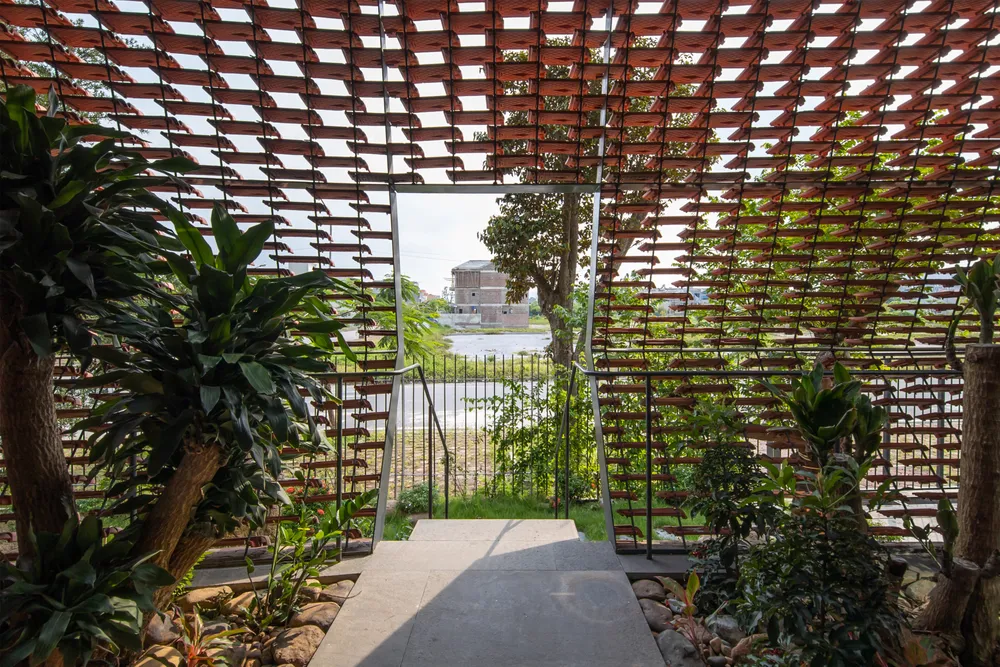 Lớp vỏ ngoài được tạo nên bởi nhiều viên ngói treo lơ lửng như đang bay. Lớp vỏ ngoài được tạo nên bởi nhiều viên ngói treo lơ lửng như đang bay.