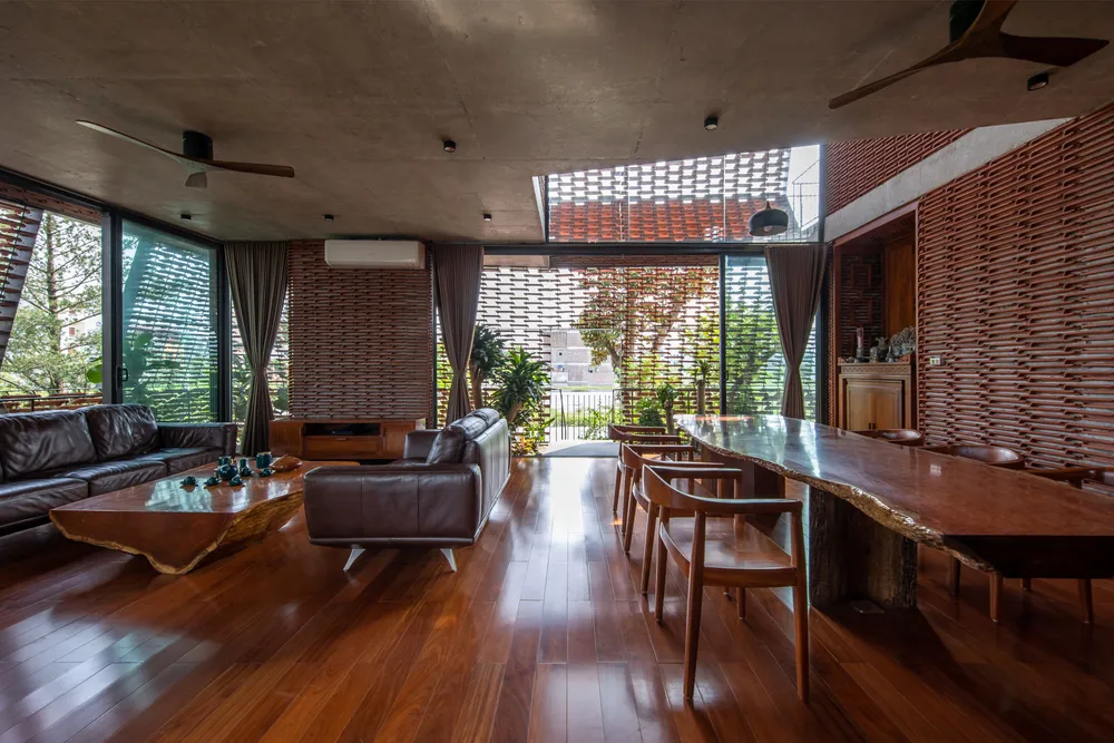 Lớp vỏ bằng ngói giúp chống nóng và giảm một lượng bức xạ nhiệt vào ngôi nhà. Lớp vỏ bằng ngói giúp chống nóng và giảm một lượng bức xạ nhiệt vào ngôi nhà.