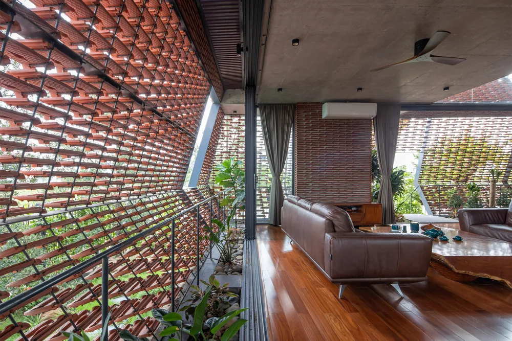 Kiến trúc sư trổ nhiều ô cửa sổ khác nhau để chủ nhà có tầm nhìn thoáng mặc dù ở bên trong nhà. Kiến trúc sư trổ nhiều ô cửa sổ khác nhau để chủ nhà có tầm nhìn thoáng mặc dù ở bên trong nhà.