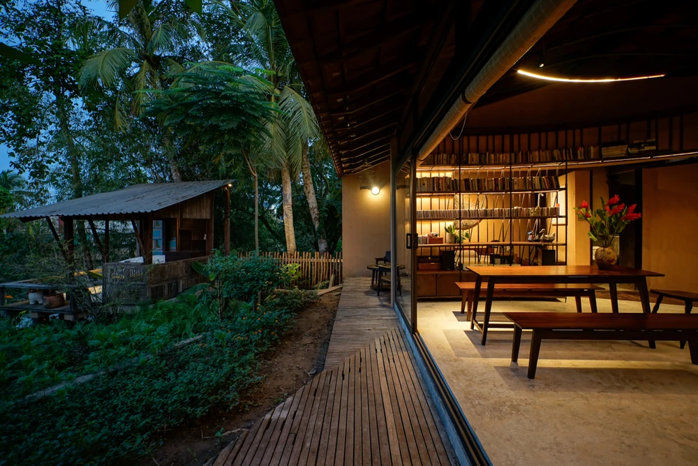 Kiến trúc sư thiết kế mái dốc, sử dụng vật liệu địa phương.