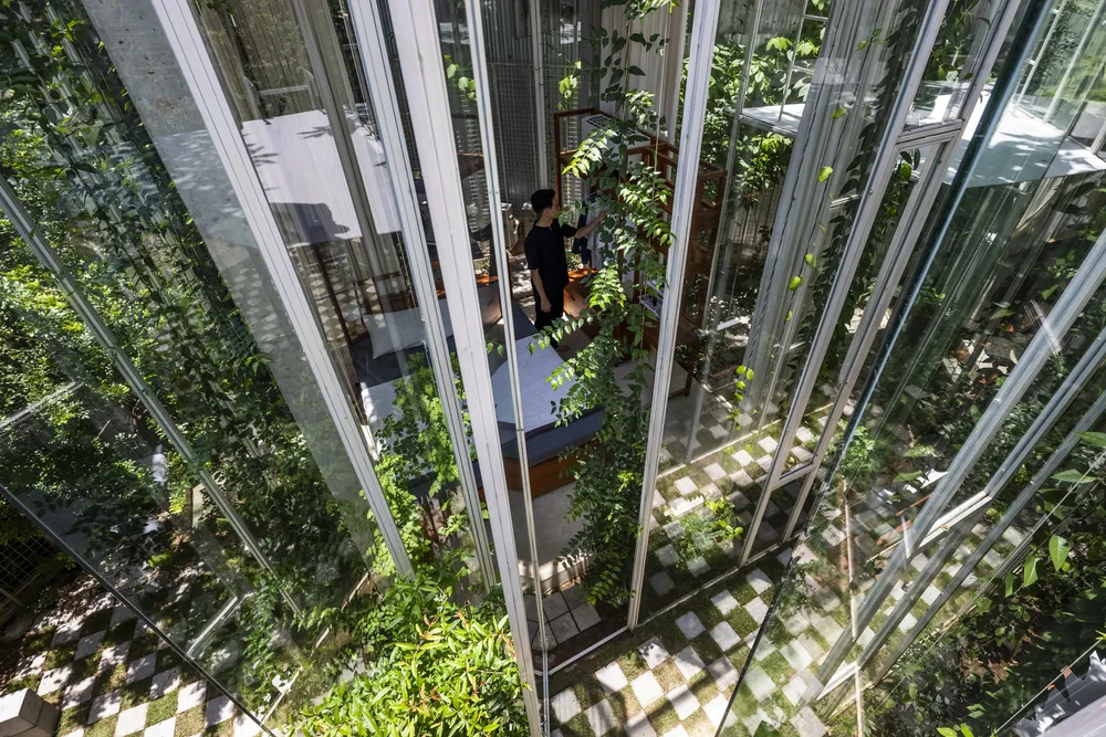 Bốn khối với chiều cao khác nhau, được đặt ngẫu nhiên và xoay ở các góc khác nhau.