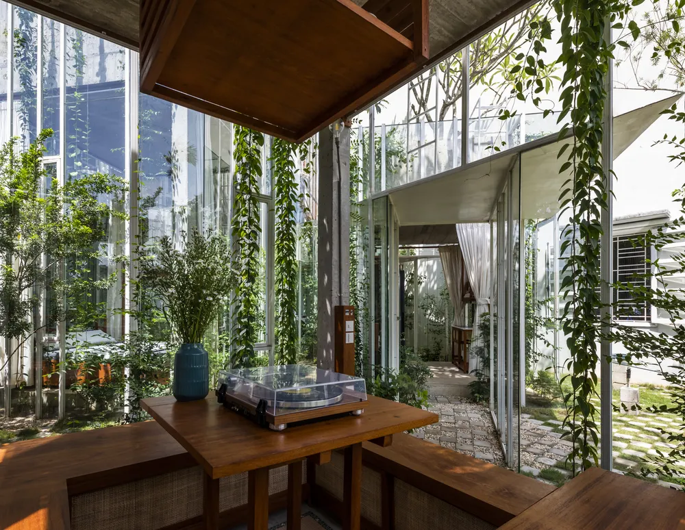 Bốn khối nhà như bốn hang động.