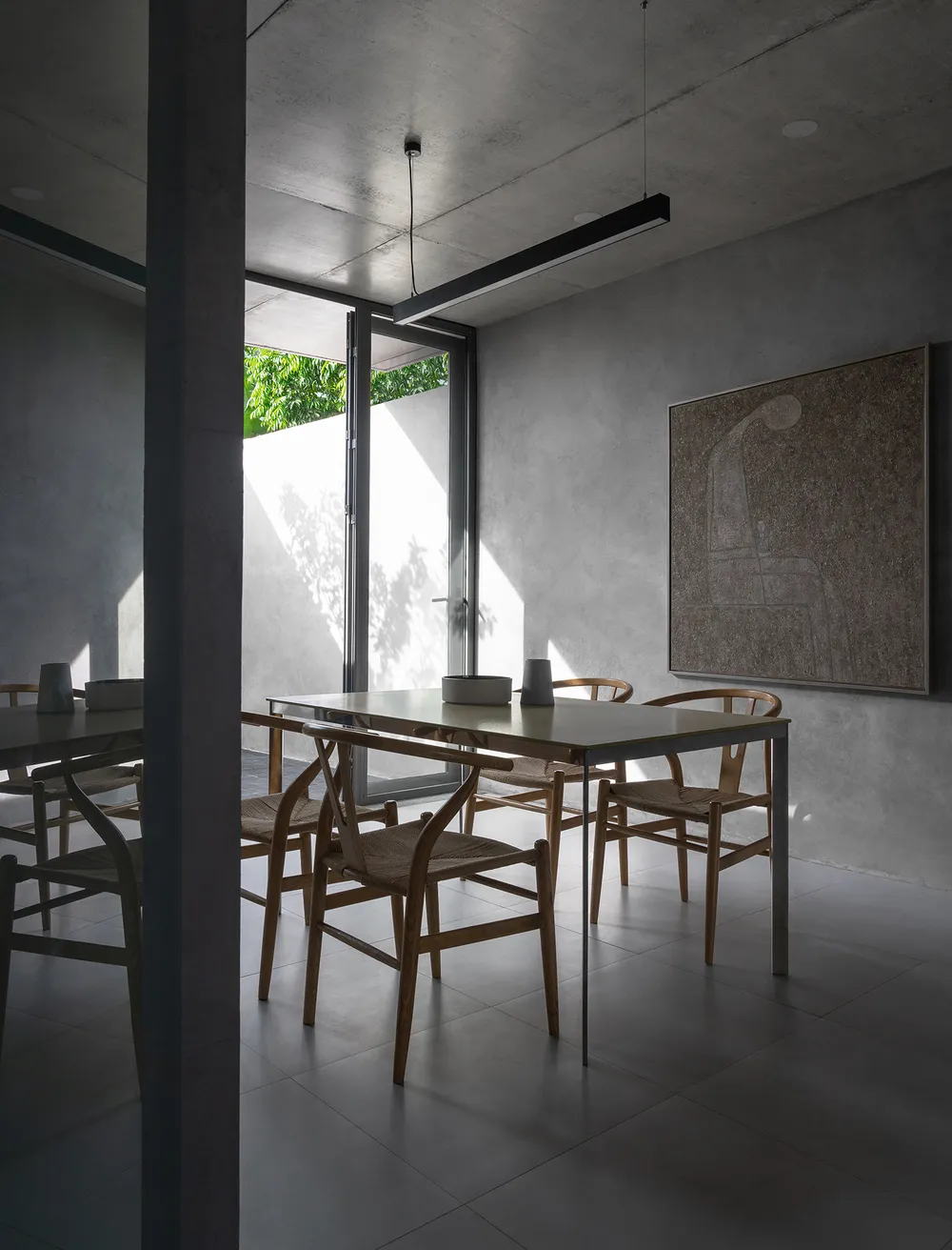 Phòng ăn đón nắng và gió từ khoảng sân sau.