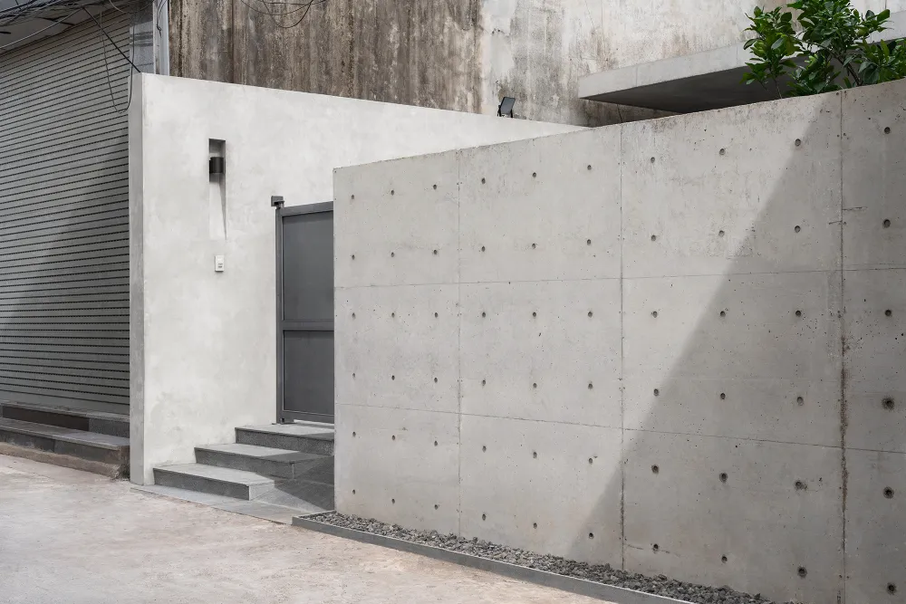 Với khí hậu của miền Bắc, kiến trúc sư Nguyễn Thành Trung và Doãn Thị Thu Trang xác định các yếu tố thoáng mát và thông gió tự nhiên, chắn nắng là quan trọng nhất.