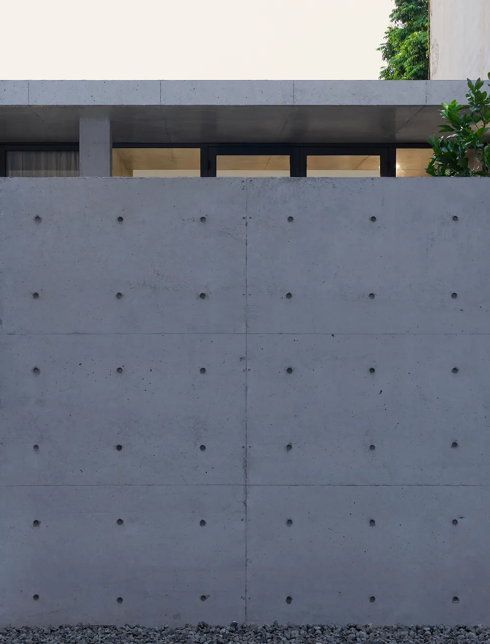Bức tường bảo vệ ngôi nhà bởi tác động bên ngoài khác biệt với công trình xung quanh.