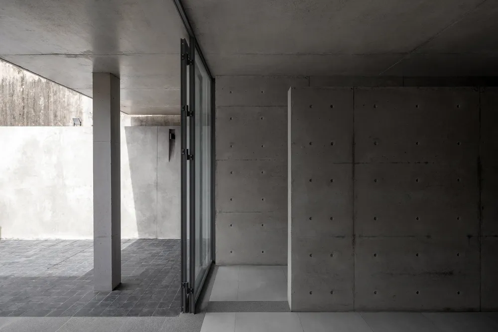 Các mái hiên rộng giúp không khí lưu thông dễ dàng qua không gian sinh hoạt chung.