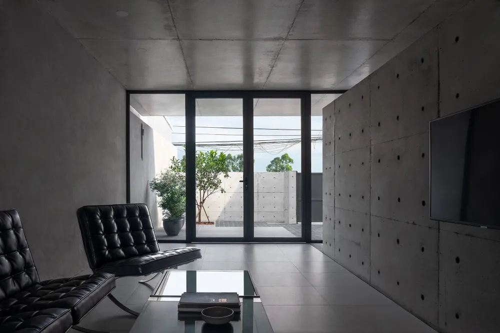 Những tấm kính lớn này giúp kết nối không gian, xóa đi ranh giới bên trong, bên ngoài.