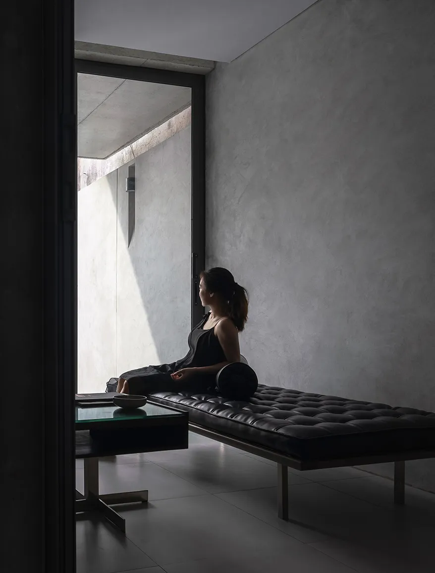 Để làm mát ngôi nhà vào mùa hè, mái nhà đã được thiết kế thêm một lớp vật liệu cách nhiệt.