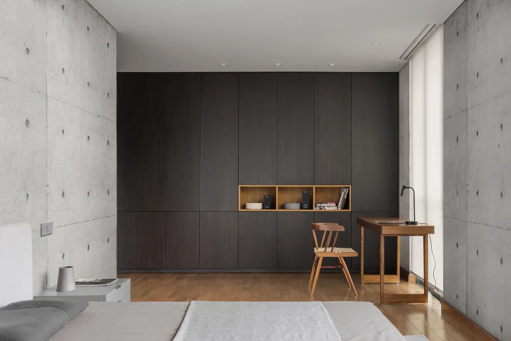 Hệ lam gỗ và cây xanh ngoài việc tạo thẩm mỹ còn làm dịu bớt ánh nắng chiếu trực tiếp cho ngôi nhà vào mùa hè.