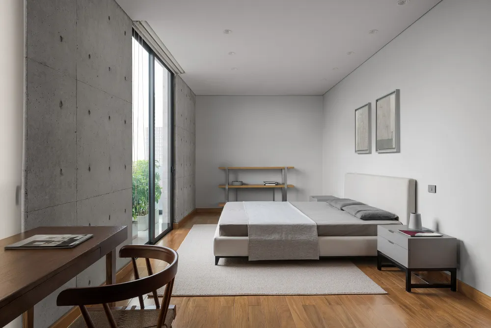 Ngoài ra, mái nhà được thiết kế thêm một lớp vật liệu cách nhiệt là lớp lưới và đá được trải bên dưới.