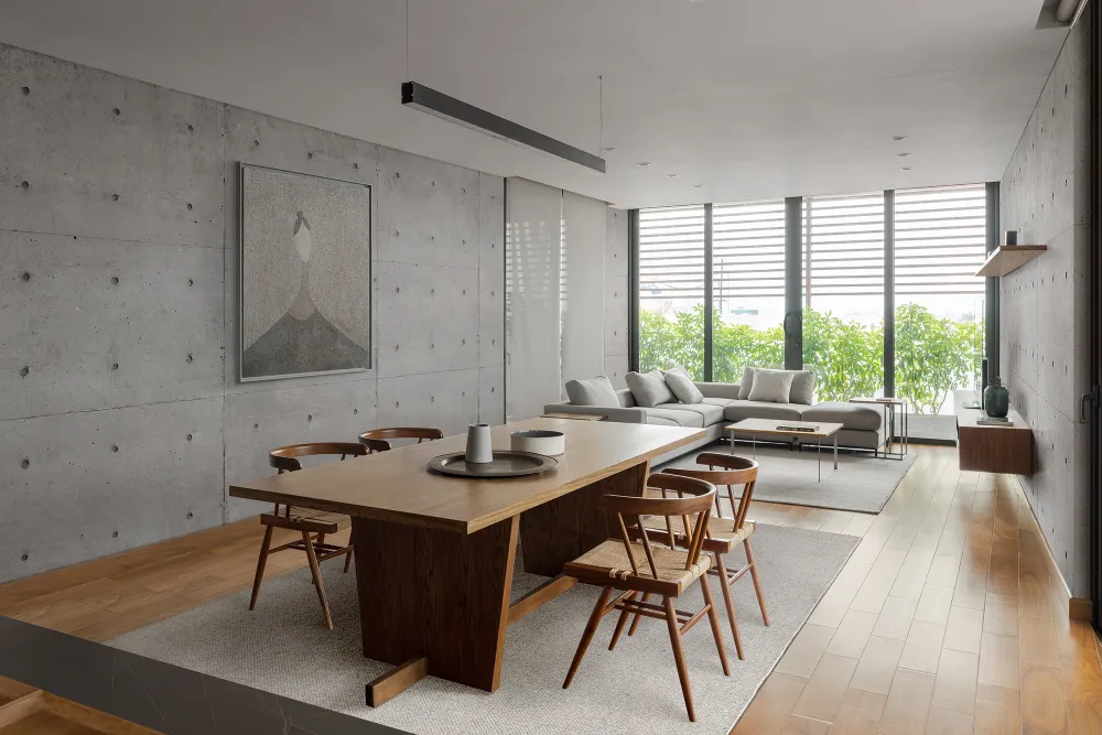 Các không gian thư giãn như phòng ăn và bếp được thiết kế liên thông tạo chiều sâu và tăng tính liên kết.