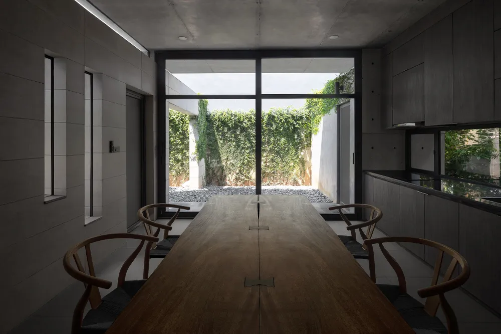 Kiến trúc sư bố trí một giếng trời lớn giúp thông gió tự nhiên cho ngôi nhà. Theo đó, gió qua giếng trời rộng để giúp không khí lưu thông dễ dàng qua các không gian sinh hoạt.