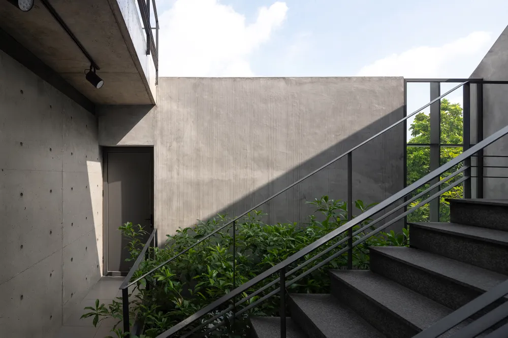 Mặt tiền ngôi nhà phía tây không có cửa sổ, các cửa đón gió và ánh sáng được bố trí về phía đông, đông nam và nam đón gió mát.