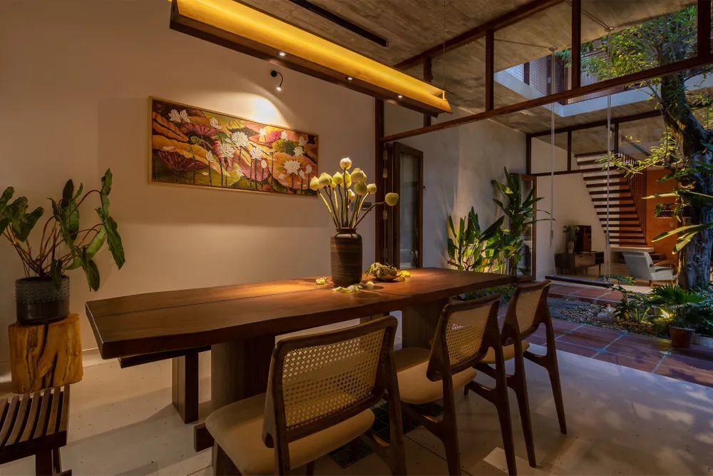 Việc bố trí nhiều cây xanh trong nhà khiến không gian trở nên gần gũi với thiên nhiên.