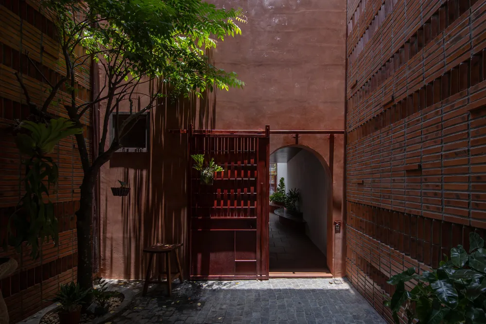 Yếu tố linh hoạt và yếu tố cộng đồng trong ngôi nhà thể hiện qua các khu vườn nằm giữa các không gian.