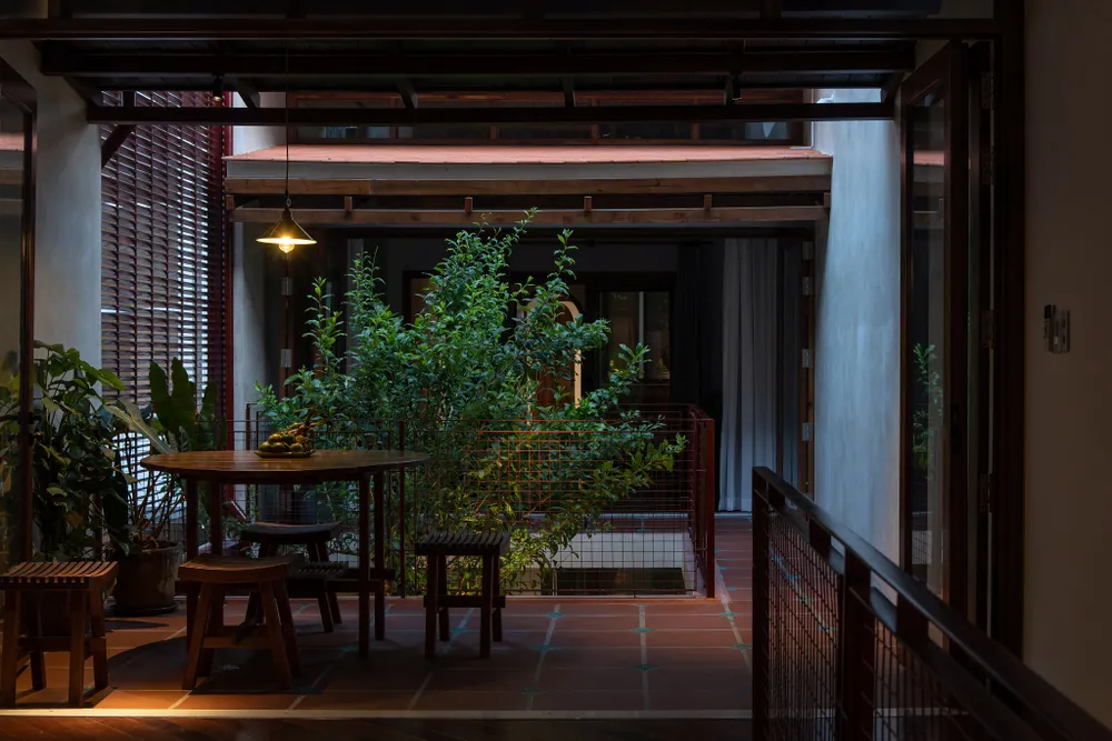 Các không gian tĩnh cứ lùi dần theo chiều sâu, ranh giới phân không gian chung.