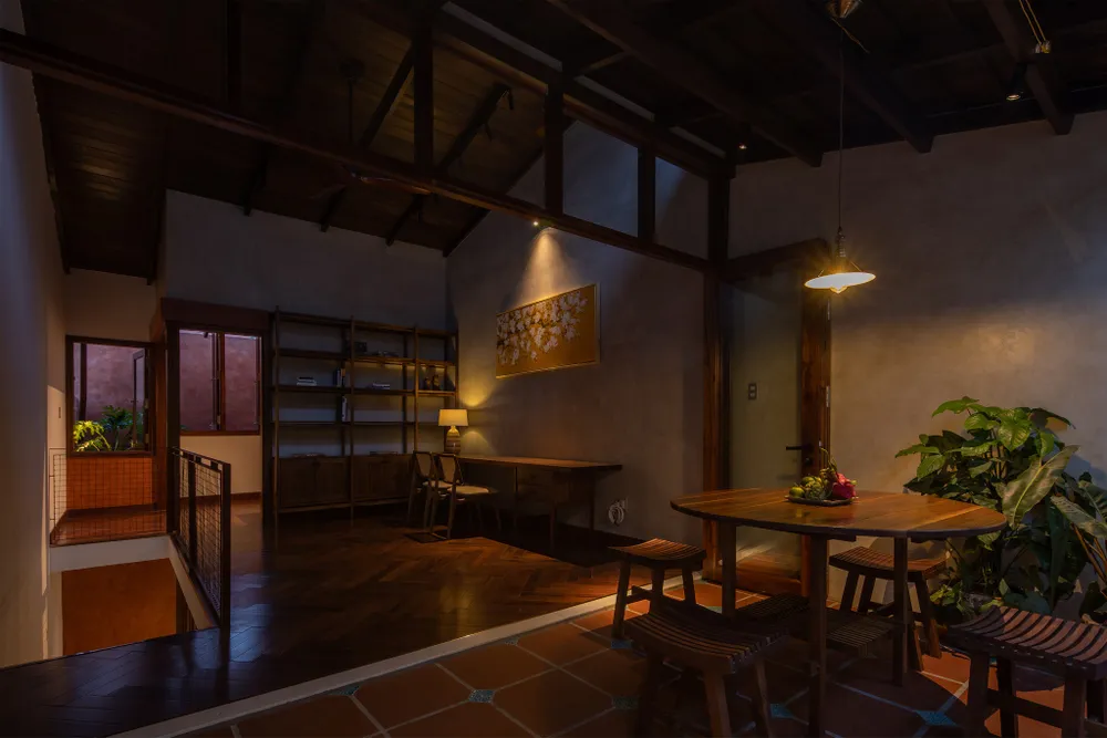 Cách tổ chức trên giúp kiến trúc sư xử lý vấn đề thông gió xuyên phòng và giảm thiểu tiếng ồn cho các phòng ngủ.