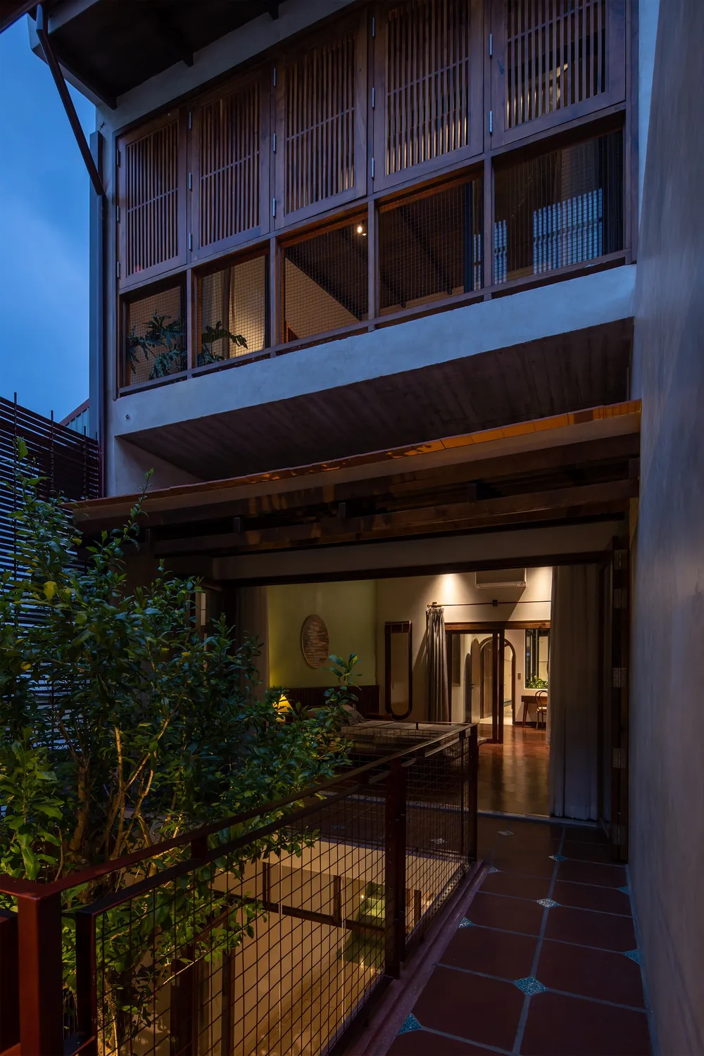 Không gian thờ cúng, phòng học tập và các phòng ngủ khác ở lầu 1,2 được sắp xếp theo trật tự từ ngoài vào trong.