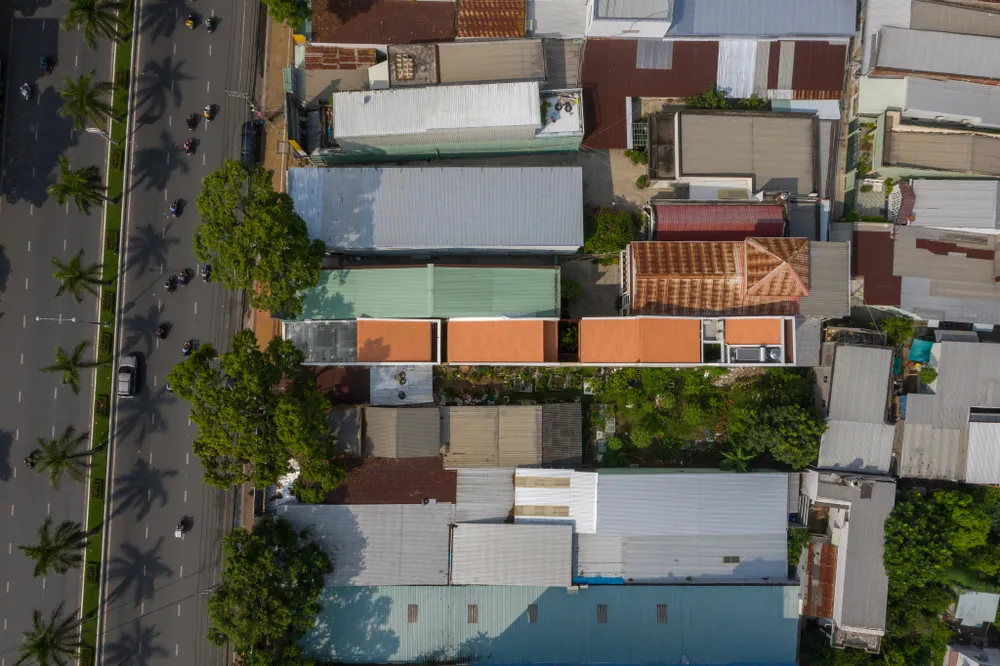 Phần mái được lát gạch gốm, tạo sự khác biệt với ngôi nhà xung quanh.